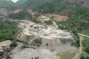 Video: Mỏ khoáng sản ồ ạt khai thác rồi chậm hoàn thổ khiến núi đồi trơ trụi