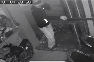 Video: Trộm đột nhập liên tiếp 2 lần, lấy đi 2 xe máy trong 1 tiếng đồng hồ