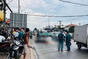 Video: Sau va chạm với xe máy điện, nam thanh niên bị xe đầu kéo cán tử vong