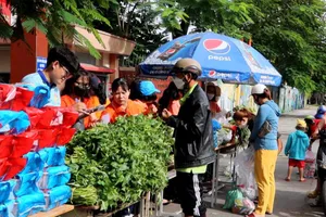 Video: Ấm lòng 'Phiên chợ nghĩa tình' cho người nghèo