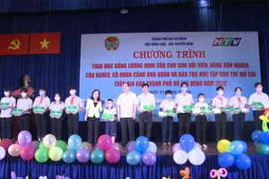 Video: Hội Nông dân TP.HCM tặng 923 suất học bổng và bảo trợ cho con các hội viên nghèo 