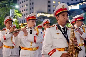 Video: Đội nhạc công an biểu diễn mừng Quốc khánh ở phố đi bộ Nguyễn Huệ