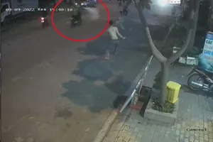 Video: Bị người dân rượt đuổi, tên trộm rút dao, xịt hơi cay để tẩu thoát