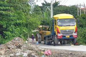 Video: Xe lu tuột từ trên xe tải xuống, đè trúng tài xế