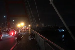 Video: Thanh niên để lại tư trang, nhảy cầu Bình Lợi trong đêm