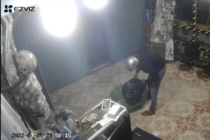 Video: Trộm đem theo bao tải, ‘dọn sạch’ cửa hàng phụ tùng xe máy
