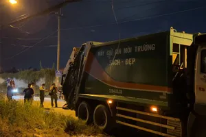 Video: Xe rác va chạm với xe máy, một thanh niên chết tại chỗ