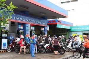 Video: Sáng đầu tuần, người dân xếp hàng dài đợi đổ xăng đi làm