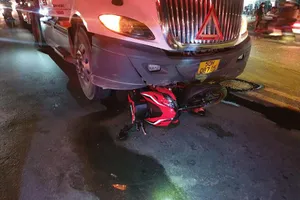 Video: Xe máy lọt dưới gầm container, một người đàn ông tử vong