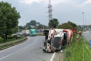 Video: Container chở hàng chục tấn bông gòn lật nhào khi lên cầu vượt