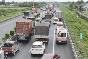 Video: Nhiều phương tiện vẫn thản nhiên chạy vào làn khẩn cấp trên cao tốc