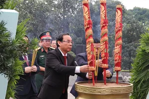 Video: Dâng hương tại khu mộ cố Thủ tướng Võ Văn Kiệt