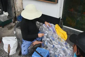 Video: Cô Lành với nghề vá áo mưa ở Đà Nẵng