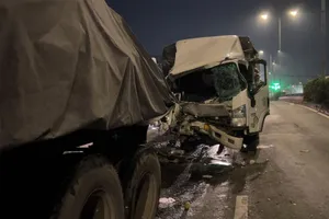 Video: Xe tải tông đuôi xe đầu kéo, 3 người thương vong