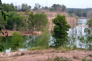 Video: Phát hiện thanh niên tử vong dưới hồ nước ở Bình Dương