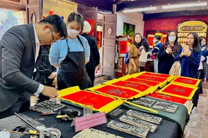 Video: Văn Miếu Quốc Tử Giám đón hàng ngàn lượt khách tham quan vào cuối tuần