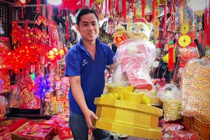 TP.HCM: Chợ bán đồ trang trí nhộn nhịp ngày cận Tết