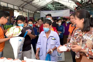 Video: Phiên chợ Tết 0 đồng cho bệnh nhân nghèo