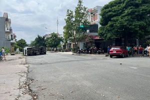 Video: Xe tải lật ngang sau cú va chạm với ô tô