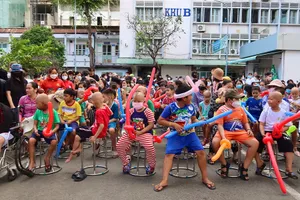 Video: Bệnh viện Ung Bướu trao hàng trăm phần quà Tết tặng bệnh nhi