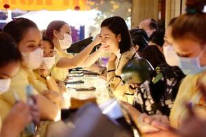 Video: Đông đúc người dân TP.HCM đi mua vàng ngày vía Thần Tài