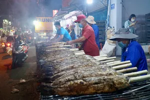 Video: Đỏ lửa nướng hơn 3 tấn cá lóc bán ngày vía Thần Tài