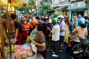 Video: Người dân xếp hàng dài mua heo quay, vịt quay cúng Thần Tài