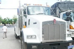 Cận cảnh chiếc xe kéo 'khủng' đang đậu tại BOT Cai Lậy