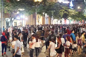 Phố đi bộ Nguyễn Huệ đông nghịt người đêm Giáng sinh
