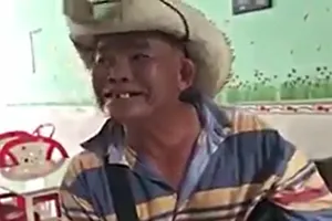 Ông lão bán vé số hát cải lương 'ngọt như mía lùi'