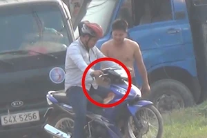 Kỳ 5: Sự xuất hiện 'lạ' khi xe rút hầm cầu đang xả 