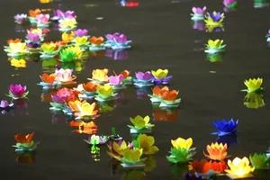 Clip: Hoa đăng rực sáng trên sông Sài Gòn