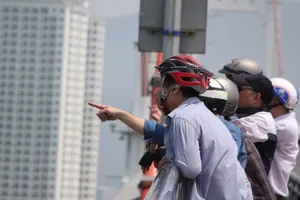 Người Đà Nẵng lên cầu Thuận Phước ngắm tàu sân bay Mỹ