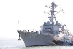 Cận cảnh tàu khu trục USS Wayne E.Meyer ở cảng Tiên Sa