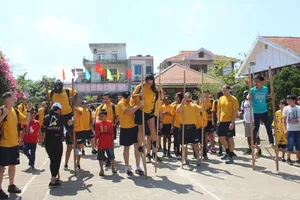 Hải quân Mỹ đi cà kheo, đá bóng cùng trẻ em làng SOS