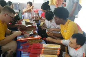 Lính hải quân Mỹ thăm nạn nhân chất độc da cam