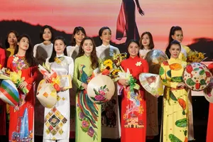 Trao giải hội thi vẽ trang trí áo dài, nón lá