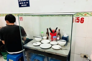 Lồng kính bộ bàn ghế cựu tổng thống Obama ngồi ăn bún