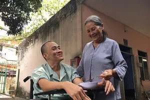 Bà lão 68 tuổi nuôi bệnh miễn phí cho người dưng 