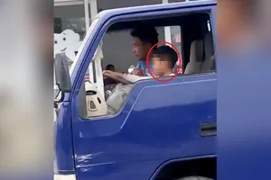 Clip:Bé trai lái xe tải chạy băng băng trên phố Sầm Sơn