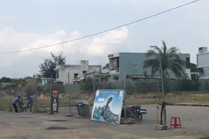 Chủ đầu tư tháo dỡ hàng rào xuống biển Nam Ô