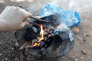 Về Đắk Lắk ăn 'đặc sản' hạt điều nướng than