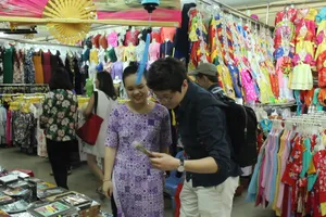 Tiểu thương chợ Bến Thành mặc áo dài bán hàng 