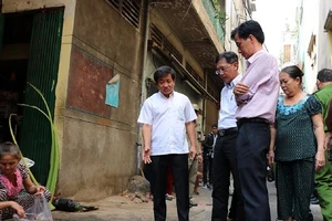 Ông Đoàn Ngọc Hải kiểm tra khu chợ từng ba lần bị cháy