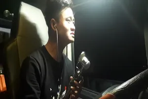 Anh tài xế cover bản hit 'Buồn của anh' gây sốt