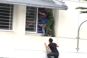 Giây phút giải cứu sinh viên nhảy lầu vì điểm thấp