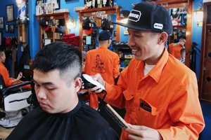 Tiệm cắt tóc miễn phí cho tài xế, xe ôm công nghệ