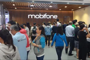 Cảnh người dân vẫn chen nhau đăng ký thuê bao di động