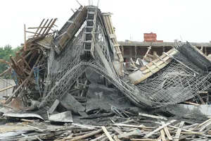 Huế: Sập giàn giáo cây xăng làm nhiều người bị thương