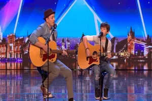 Cậu bé 12 tuổi cùng cha nhận nút vàng tại Britain's Got Talent